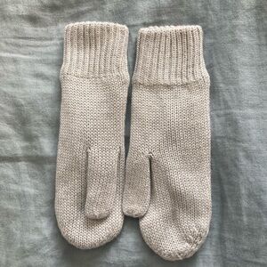 NWOT Sunday Best Aritiza Women’s Cream Coloured Mittens